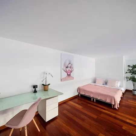Apartment Family With Balcony In Center Of *