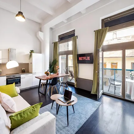 Apartment Family With Balcony In Center Of *